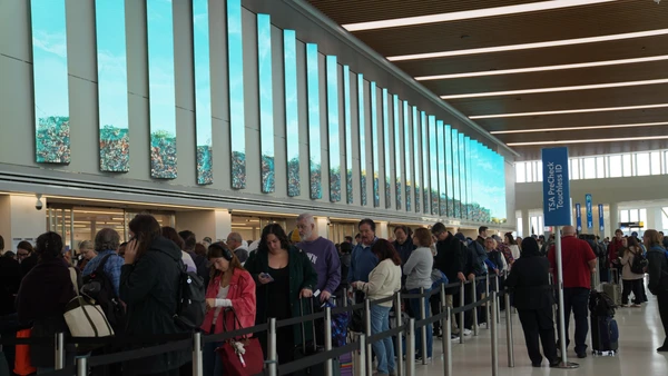 Hành khách xếp hàng chờ làm thủ tục tại sân bay LaGuardia ở New York, Mỹ. (Ảnh: THX/TTXVN)