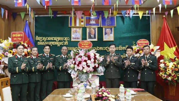 Thiếu tướng Phạm Đức Tiếp, Phó Giám đốc Học viện Quân y tặng hoa chúc mừng 72 năm Quốc khánh Campuchia và Ngày thành lập Quân đội Hoàng gia Campuchia.