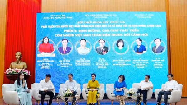 Các chuyên gia, nhà khoa học tham gia phiên thảo luận bàn tròn.