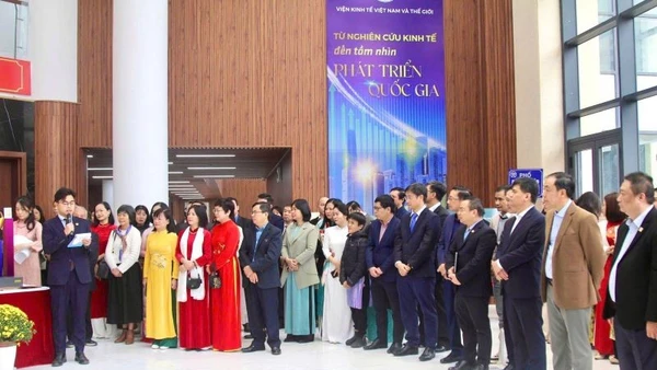 Khai trương không gian trưng bày “Dưới cờ Đảng quang vinh: Việt Nam 40 năm Đổi mới và khát vọng trong kỷ nguyên vươn mình” tại Viện Hàn lâm Khoa học xã hội Việt Nam.