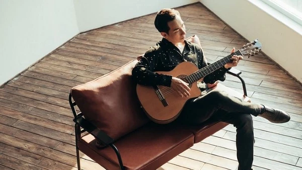 Ca sĩ Lê Anh Dũng được khán giả biết tới vì đã thể hiện thành công nhiều ca khúc viết về chủ đề quê hương đất nước.