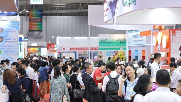 Khách tham quan khám phá xu hướng mới trong ngành nguyên liệu thực phẩm và đồ uống tại Fi Vietnam 2024.