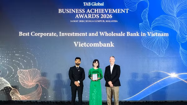 Bà Trần Phương Hiền, Phó Trưởng Phòng Giải pháp Kênh số Bán buôn đại diện Vietcombank nhận giải Ngân hàng doanh nghiệp, đầu tư và bán buôn tốt nhất Việt Nam 2026.