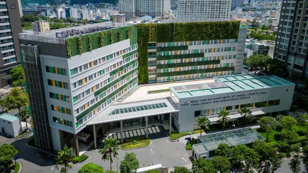 Vinmec Central Park được xây dựng trên khuôn viên rộng rãi với tổng số vốn đầu tư 1.200 tỷ đồng.