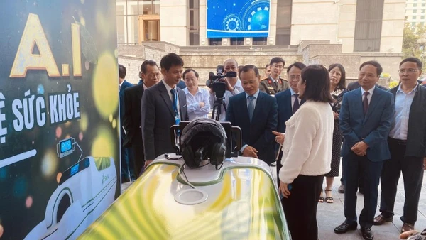 Ông Mai Sơn, Phó Chủ tịch Thường trực Ủy ban nhân dân tỉnh Bắc Ninh (giữa) tham quan gian hàng ứng dụng công nghệ AI tại Ngày hội đổi mới sáng tạo tỉnh Bắc Ninh 2025.