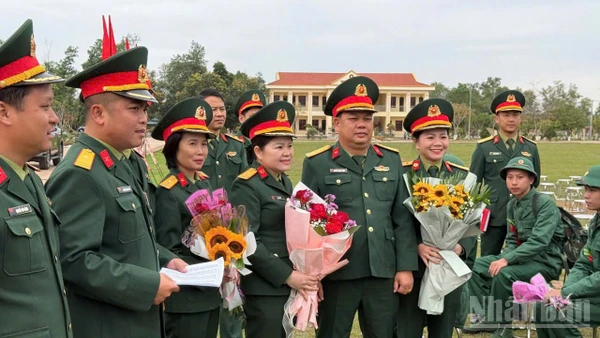 Đại tá Nguyễn Mạnh Cường, Sư đoàn trưởng Sư đoàn 325 cùng đại diện các tổ chức quần chúng động viên chiến sĩ mới.