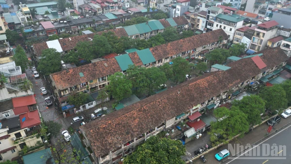 Khu tập thể cũ 3 tầng nằm trên đường Lê Hồng Phong (Hà Nội) đang được lấy ý kiến để cải tạo, xây dựng lại thành 3 tòa chung cư 34 tầng.