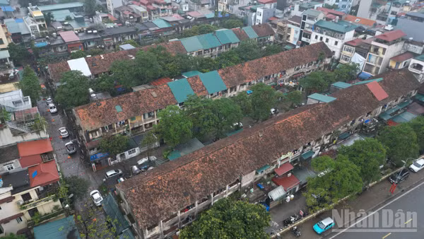Khu tập thể cũ 3 tầng nằm trên đường Lê Hồng Phong (Hà Nội) đang được lấy ý kiến để cải tạo, xây dựng lại thành 3 tòa chung cư 34 tầng.