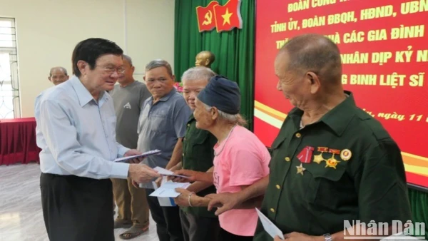 Nguyên Chủ tịch nước Trương Tấn Sang tặng quà cho các gia đình chính sách, người có công tại xã Thanh Thủy, tỉnh Tuyên Quang.