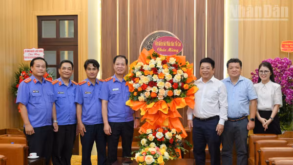 Đoàn lãnh đạo, cán bộ Viện Kiểm sát nhân dân tối cao thăm, chúc mừng Báo Nhân Dân.