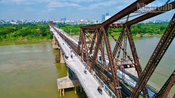 [Ảnh] Hà Nội: Cầu Long Biên thông xe sau 2 tháng sửa chữa