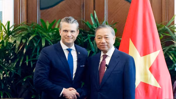 Tổng Bí thư, Chủ tịch nước Tô Lâm tiếp Bộ trưởng Bộ Chiến tranh Hoa Kỳ Pete Hegseth. (Ảnh: Thống Nhất/TTXVN)