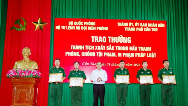 Bộ Tư lệnh Bộ đội Biên phòng và Ủy ban nhân dân thành phố Cần Thơ khen thưởng đột xuất các cá nhân có thành tích xuất sắc trong đấu tranh phòng, chống tội phạm, vi phạm pháp luật. (Ảnh: VĂN LONG)