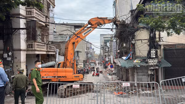 [Ảnh] Tăng tốc giải phóng mặt bằng khu vực Hồng Hà phục vụ xây dựng cầu Trần Hưng Đạo