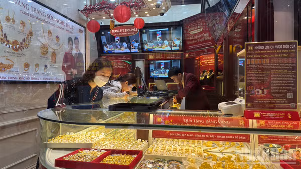 Một ngày sau khi thương hiệu tạm đóng vì bị kiểm tra, khách hàng tới giao dịch tại cửa hàng Bảo Tín Minh Châu tại số 29 Trần Nhân Tông trưa 26/3.