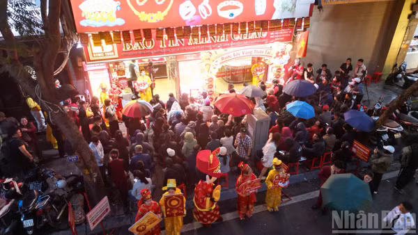 Người dân xếp hàng mua vàng tại Bảo tín Minh Châu vào ngày mùng 10 tháng Giêng âm lịch. 