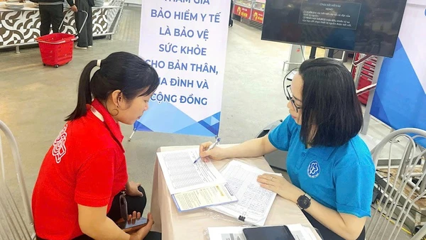 Bảo hiểm xã hội các địa phương tích cực tuyên truyền các điểm mới của Luật Bảo hiểm xã hội năm 2024 cho các chủ hộ kinh doanh trên địa bàn.