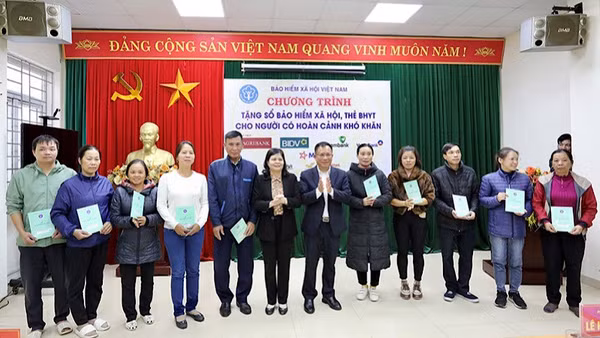 Lãnh đạo Bảo hiểm xã hội Việt Nam tặng thẻ bảo hiểm y tế cho các trường hợp hoàn cảnh khó khăn.