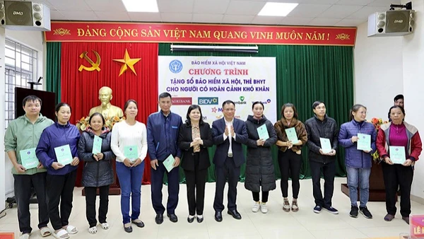 Bảo hiểm xã hội Việt Nam tặng thẻ bảo hiểm y tế cho các trường hợp hoàn cảnh khó khăn.