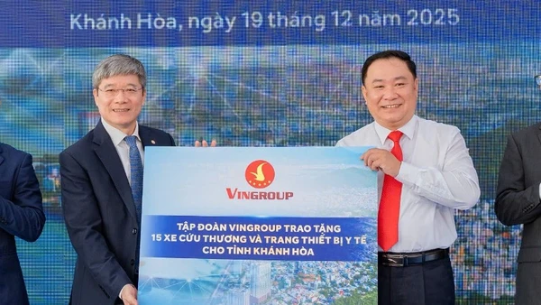 Đại điện Tập đoàn Vingroup trao 15 xe cứu thương cho ngành Y tế Khánh Hòa.