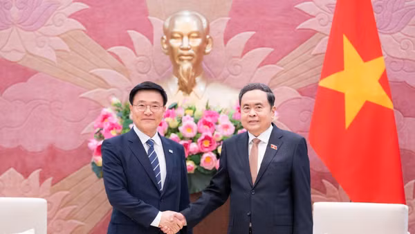 Chủ tịch Quốc hội Trần Thanh Mẫn đã tiếp Đoàn đại biểu Viện nghiên cứu kinh tế Kimhakmin E-roun (Hàn Quốc) do Giám đốc viện, Giáo sư Kim Hak-min dẫn đầu đang có chuyến thăm, làm việc tại Việt Nam.