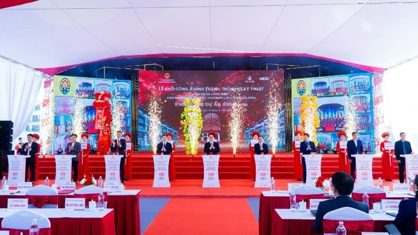 Các đại biểu bấm nút khởi công khu đô thị nhà ở thấp tầng ANmaison tại Hải Phòng.