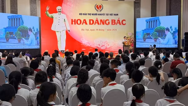 170 đại biểu là trẻ em mồ côi, trẻ em bị bỏ rơi tiêu biểu trên cả nước về dự Chương trình "Hoa dâng Bác".