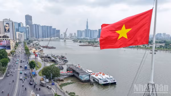 [Ảnh] Thành phố Hồ Chí Minh rực rỡ cờ hoa mừng Đại lễ 30/4