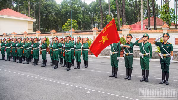 Chiến sĩ Tiểu đoàn 180, Bộ Tham mưu Quân khu 7 đang khẩn trương luyện tập đội hình tiêu binh danh dự và nghi lễ thượng cờ tại chương trình nghệ thuật “Tổ quốc trong tim”.