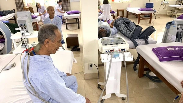 Một nạn nhân chất độc da cam đang điều trị bệnh dài hạn. Nhiều trường hợp phát sinh thêm bệnh thuộc Danh mục 17 bệnh của Bộ Y tế nhưng chưa được giám định lại theo quy định hiện hành. (Ảnh: Báo Nhân Dân/Minh Châu)