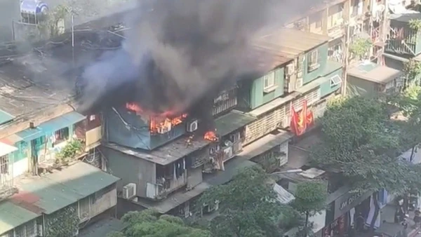 Một vụ cháy bùng phát tại căn hộ tầng 5 nhà A2 tập thể cũ Trung Tự (thành phố Hà Nội).