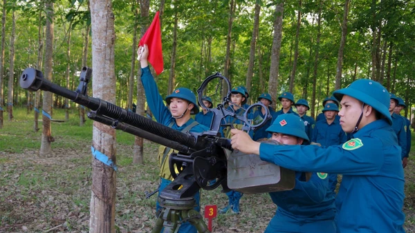 Huấn luyện sử dụng súng máy phòng không cho dân quân tại tỉnh Lâm Đồng. (Ảnh: DUY THỈNH)