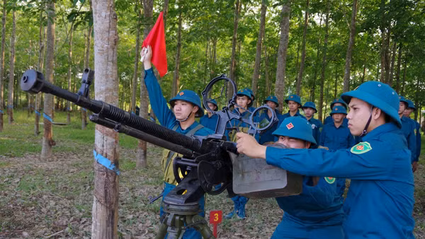 Huấn luyện sử dụng súng máy phòng không cho dân quân tại tỉnh Lâm Đồng. (Ảnh: DUY THỈNH)