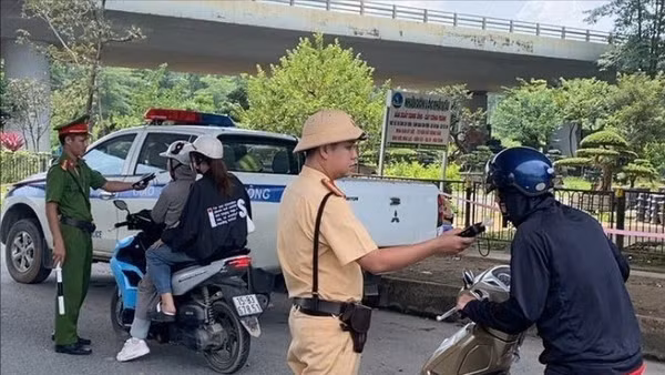 Lực lượng Công an thành phố Hà Nội kiểm tra nồng độ cồn đối với người điều khiển phương tiện giao thông. (Ảnh: THANH HÀ)