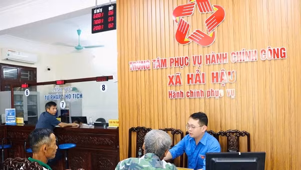 Người dân đến thực hiện thủ tục hành chính được cán bộ Trung tâm Phục vụ hành chính công xã Hải Hậu hướng dẫn tận tình, chu đáo. (Ảnh: THÙY LINH)