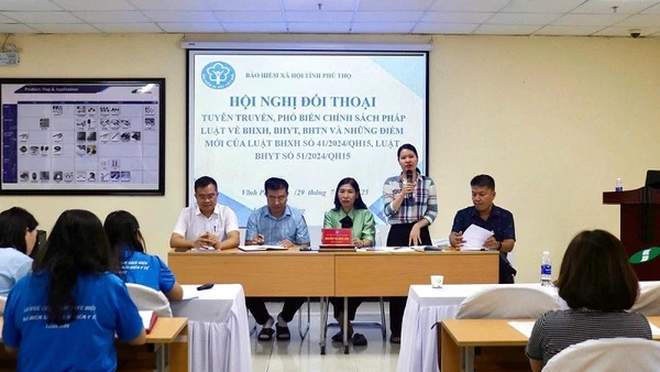 Tuyên truyền, phổ biến pháp luật về bảo hiểm xã hội, bảo hiểm y tế tại Khu công nghiệp Khai Quang, phường Vĩnh Phúc, tỉnh Phú Thọ. (Ảnh: VIỆT BẮC)