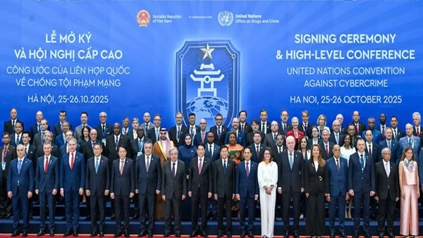 Chủ tịch nước Lương Cường, Tổng thư ký Liên hợp quốc và lãnh đạo, đại diện các nước tham dự Lễ mở ký Công ước của Liên hợp quốc về chống tội phạm mạng. (Ảnh: THỦY NGUYÊN)