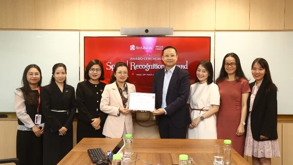 Đại diện SeABank nhận giải thưởng Special Recognition Award 2024-2025 từ Wells Fargo