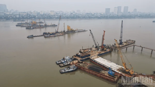 [Ảnh] Thi công cầu Trần Hưng Đạo: Trục kết nối mới qua sông Hồng đang dần rõ nét