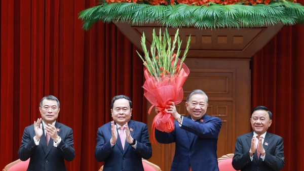 Ban Chấp hành Trung ương Đảng khóa XIV đã thống nhất tuyệt đối bầu đồng chí Tô Lâm, Tổng Bí thư Ban Chấp hành Trung ương Đảng khóa XIII tiếp tục giữ chức Tổng Bí thư Ban Chấp hành Trung ương Đảng khóa XIV. (Ảnh: TTXVN)