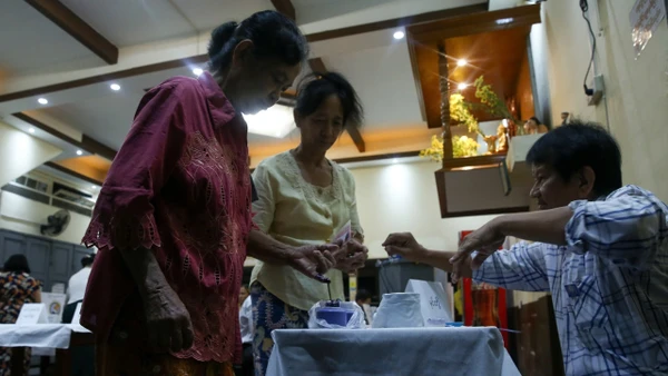 Cử tri bỏ phiếu trong giai đoạn 3 của cuộc tổng tuyển cử tại Yangon, Myanmar, ngày 25/1/2026. (Ảnh: THX/TTXVN)