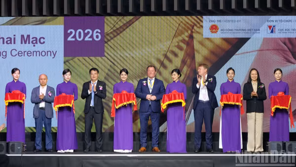 Các đại biểu cắt băng khai mạc Triển lãm quốc tế ngành Dệt may và Công nghệ dệt may Việt Nam 2026 (VIATT 2026).