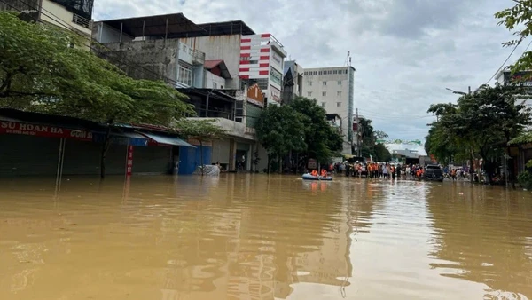 Ngập úng tại khu vực ngã tư san nền, phường Phan Đình Phùng, tỉnh Thái Nguyên. (Ảnh: TUẤN SƠN)