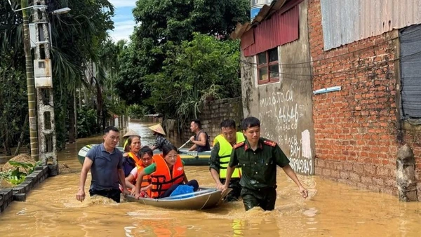 Lực lượng Công an tỉnh Bắc Ninh hỗ trợ đưa người dân ra khỏi vùng ngập lụt. (Ảnh: PHẠM CÔNG)