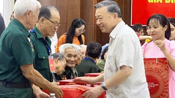 Tổng Bí thư Tô Lâm thăm hỏi và tặng quà các mẹ Việt Nam anh hùng, các gia đình chính sách tiêu biểu tỉnh Đồng Tháp. (Ảnh: TÍN HUY)