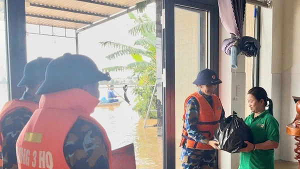 Cán bộ, chiến sĩ Vùng 3 Hải quân vận chuyển hàng trăm phần quà gồm gạo, lương khô, mỳ tôm, nước suối và sữa trao tận tay người dân vùng lũ. (Ảnh: VÙNG 3 HẢI QUÂN)