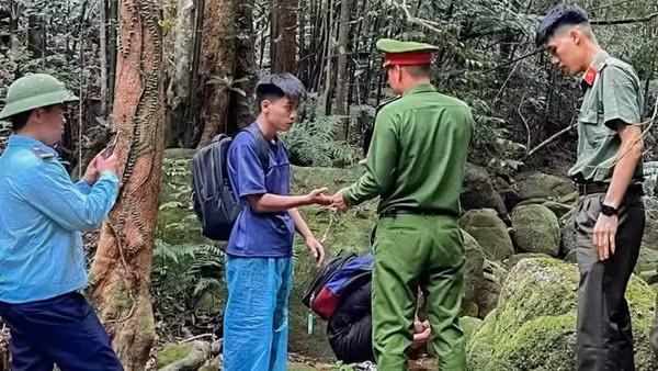 Lực lượng chức năng động viên, ổn định tâm lý du khách khi được giải cứu.