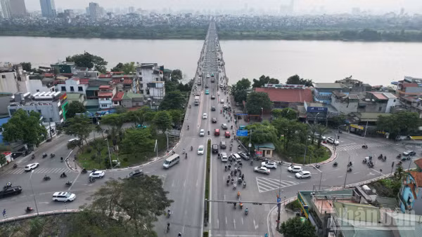 [Ảnh] Người dân trở lại thành phố, giao thông Hà Nội thông thoáng sau kỳ nghỉ lễ Giỗ Tổ