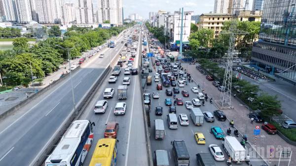[Ảnh] Hà Nội: Người dân hối hả về quê, các cửa ngõ ùn ứ kéo dài trước kỳ nghỉ lễ 30/4-1/5