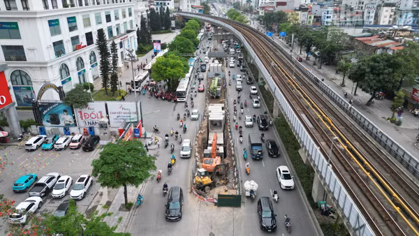 [Ảnh] Hà Nội: Thi công cống thoát nước, giao thông đường Nguyễn Trãi gặp khó khăn